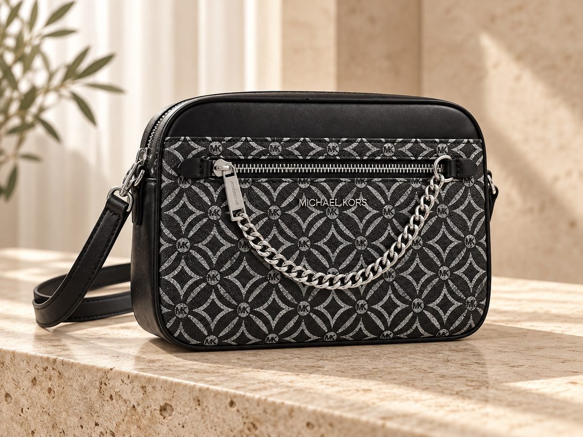 Bolsa Michael Kors Jet Set com estampa de monograma e alça de corrente